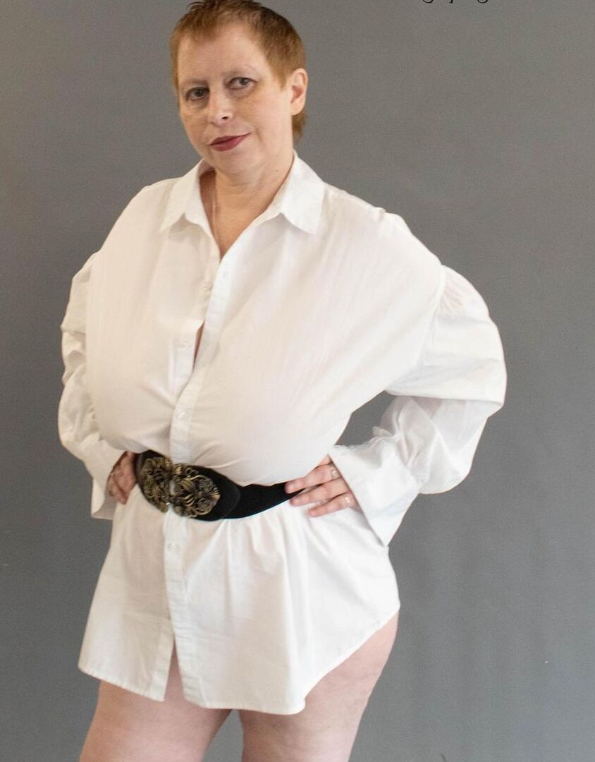 16P Madura BBW Posh Sophia expone sus enormes tetas y su coño con botas OTK