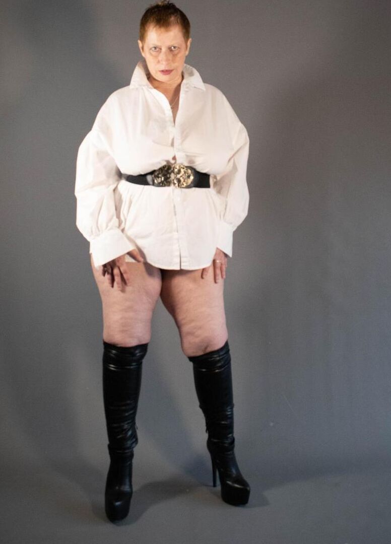 16P Madura BBW Posh Sophia expone sus enormes tetas y su coño con botas OTK