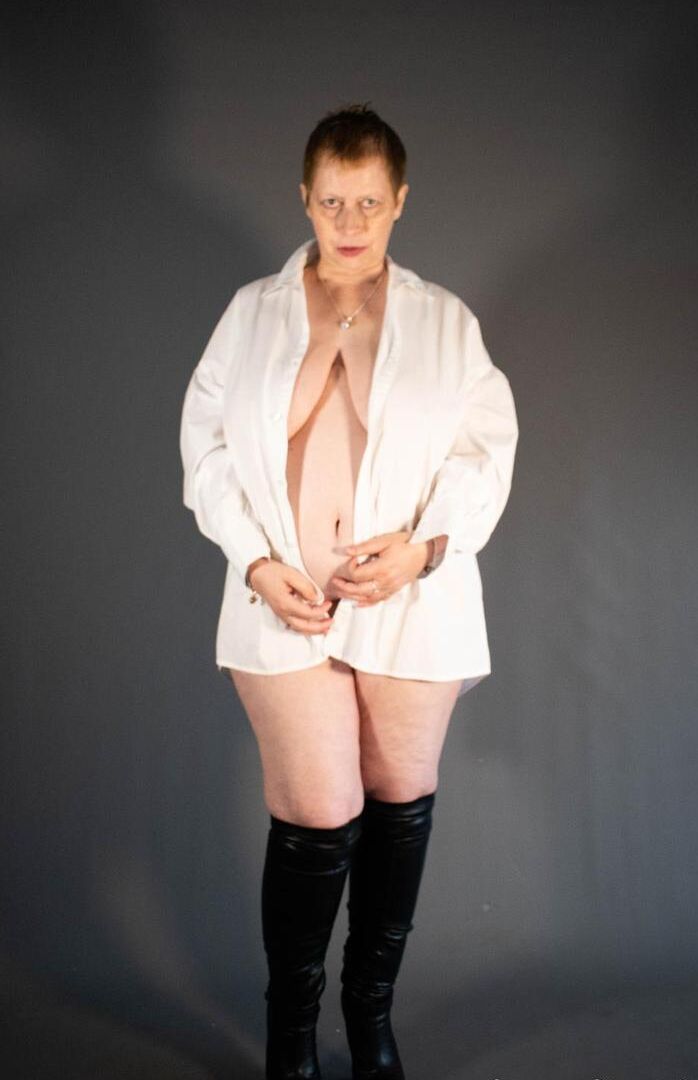 16P Madura BBW Posh Sophia expone sus enormes tetas y su coño con botas OTK