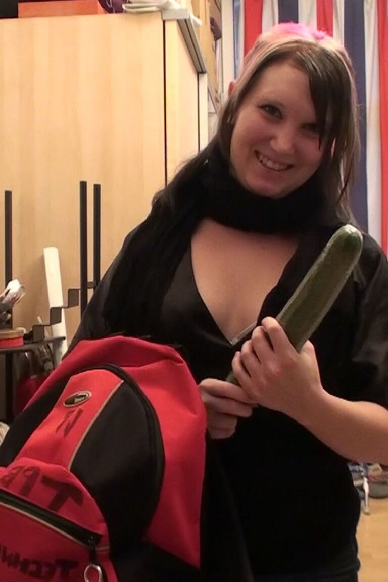 12P Die mollige Amateurin Mausibutz rasiert sich vor dem Sex mit einem Mann und einer Gurke die Muschi