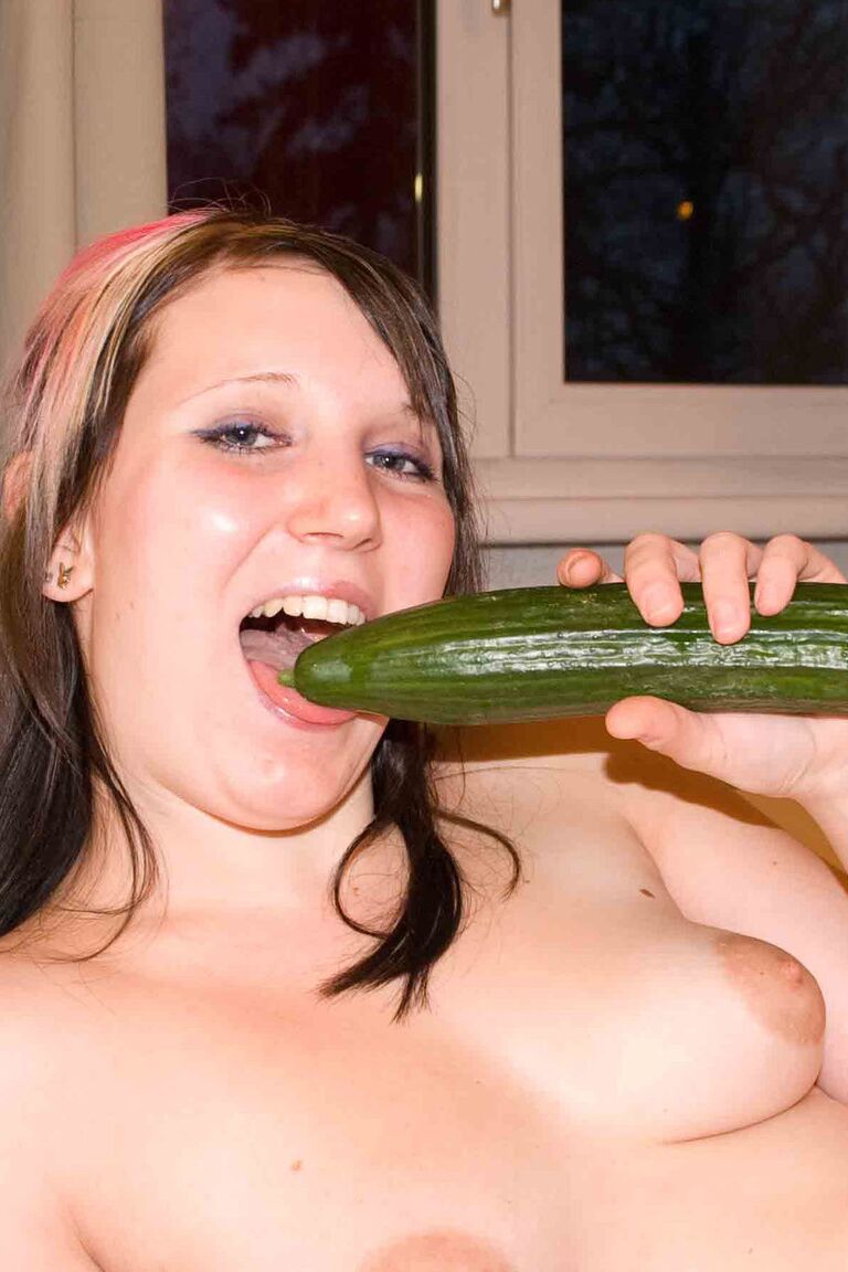 12P Die mollige Amateurin Mausibutz rasiert sich vor dem Sex mit einem Mann und einer Gurke die Muschi