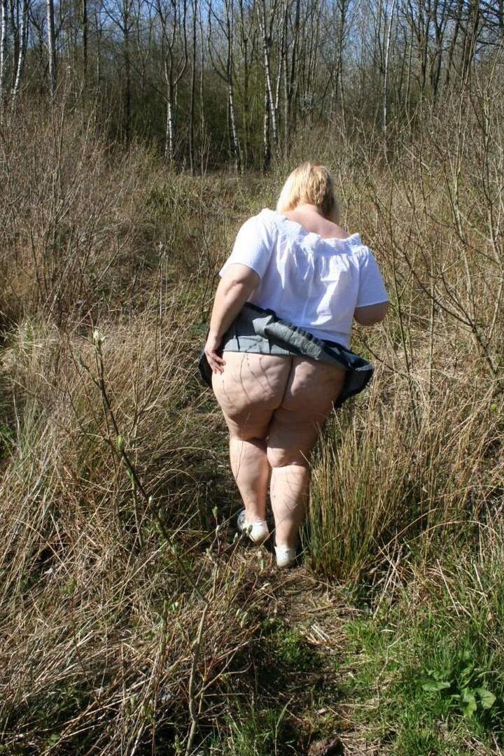 16P Fat UK amadora Lexie Cummings expõe sua bunda grande e arrebata em um campo