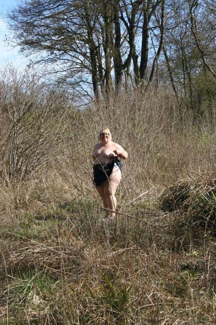 16P Fat UK amadora Lexie Cummings expõe sua bunda grande e arrebata em um campo