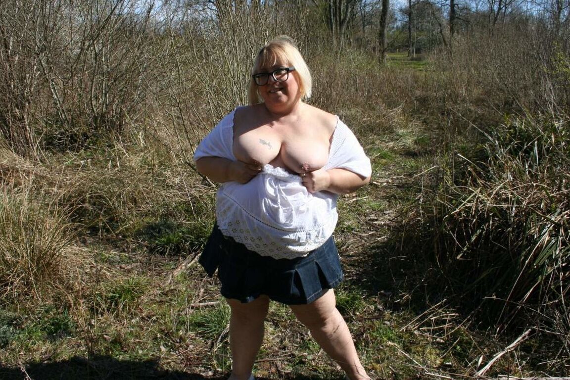16P Fat UK amadora Lexie Cummings expõe sua bunda grande e arrebata em um campo
