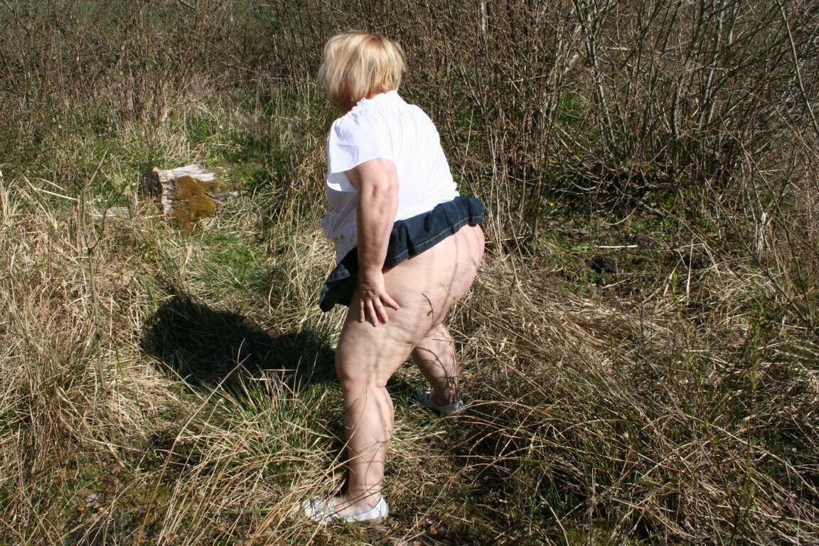 16P Fat UK amadora Lexie Cummings expõe sua bunda grande e arrebata em um campo