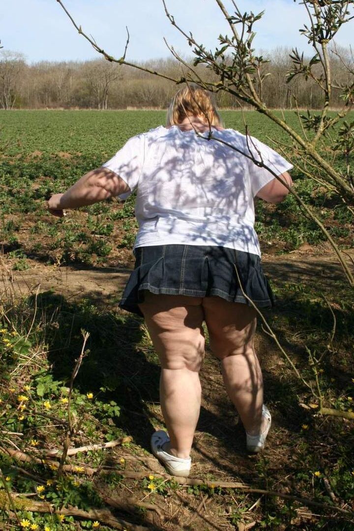 16P Fat UK amadora Lexie Cummings expõe sua bunda grande e arrebata em um campo