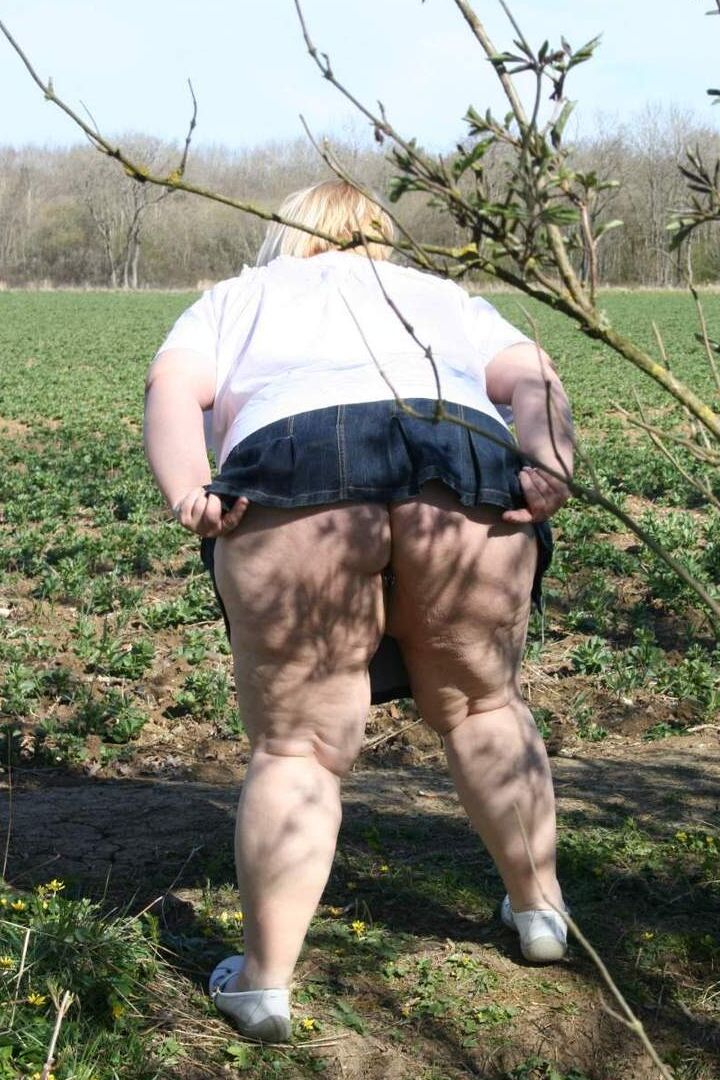 16P Fat UK amadora Lexie Cummings expõe sua bunda grande e arrebata em um campo