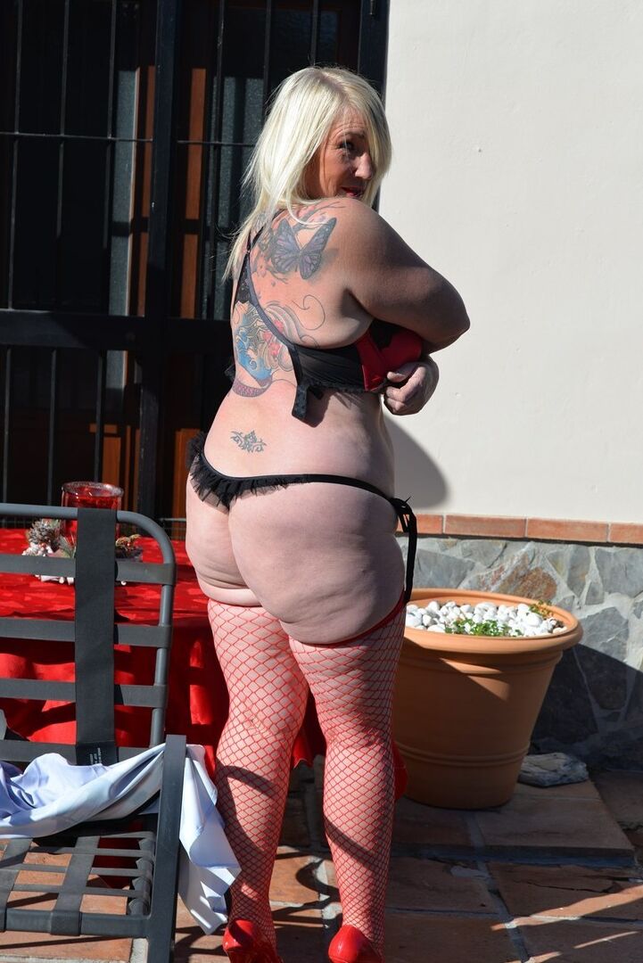 16P La abuela rubia Melody muestra su gran culo mientras usa tanga y medias de rejilla