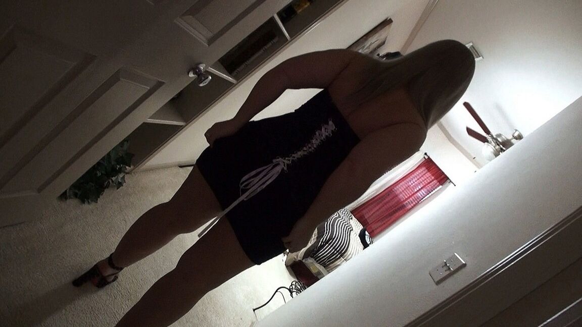 21P Die kurvige blonde MILF Dee Siren stellt ihren riesigen Arsch zur Schau, während sie geschwärzt wird