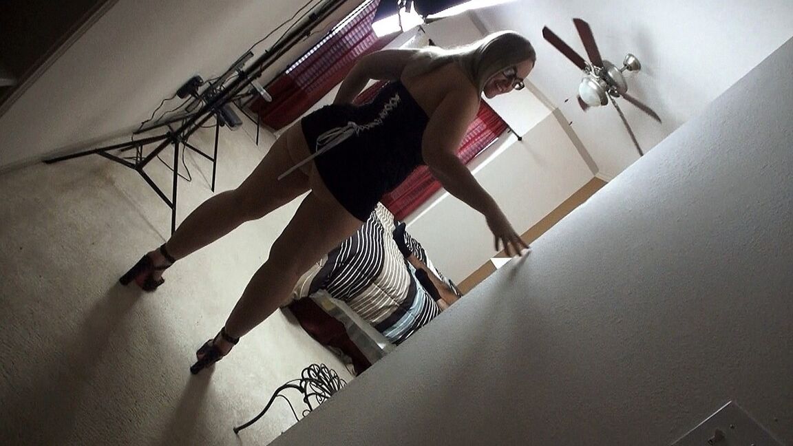 21P Die kurvige blonde MILF Dee Siren stellt ihren riesigen Arsch zur Schau, während sie geschwärzt wird