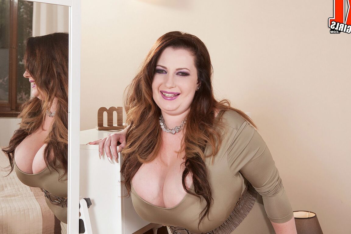16P Anna Beck, une fille solo obèse, retire ses énormes seins de son soutien-gorge et de sa robe.