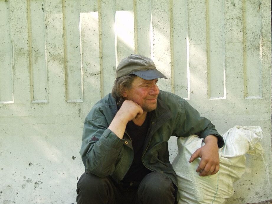 16P Short haired fatty heads into a farmer's field for sex with a homeless man