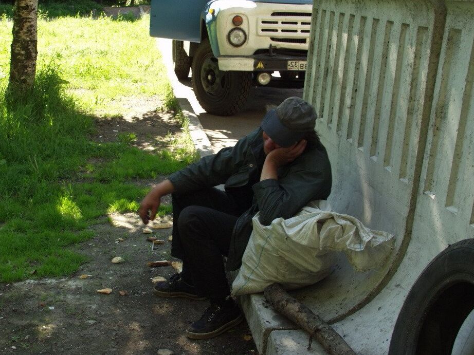 16P Short haired fatty heads into a farmer's field for sex with a homeless man