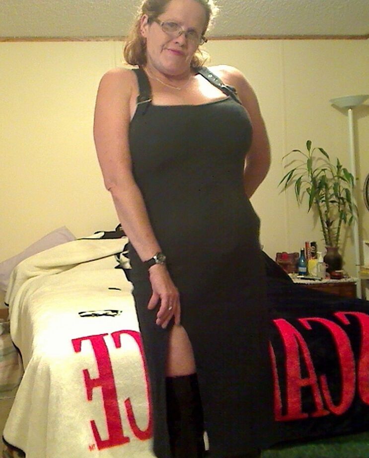 20P Misha MILF, rousse et amateur, expose ses gros seins tout en portant des lunettes.