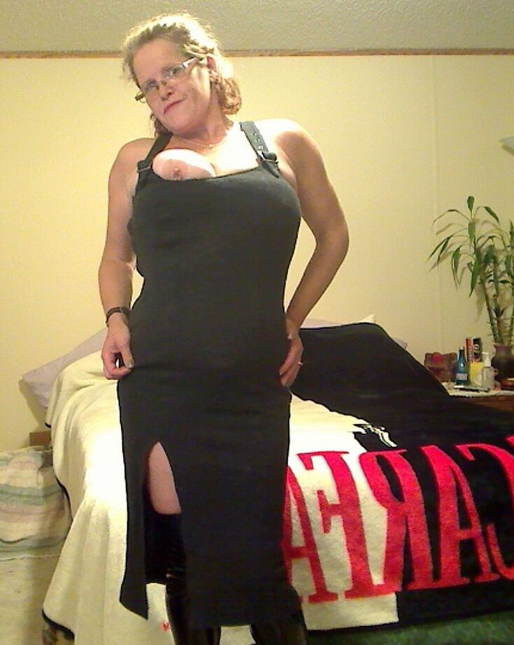 20P Misha MILF, rousse et amateur, expose ses gros seins tout en portant des lunettes.