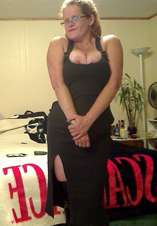 20P Misha MILF, rousse et amateur, expose ses gros seins tout en portant des lunettes.