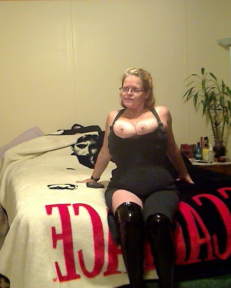 20P Misha MILF, rousse et amateur, expose ses gros seins tout en portant des lunettes.