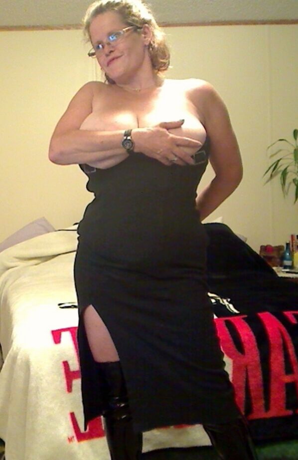 20P Misha MILF, rousse et amateur, expose ses gros seins tout en portant des lunettes.