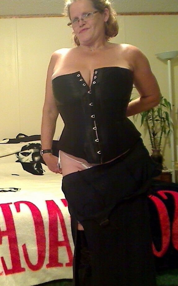 20P Misha MILF, rousse et amateur, expose ses gros seins tout en portant des lunettes.