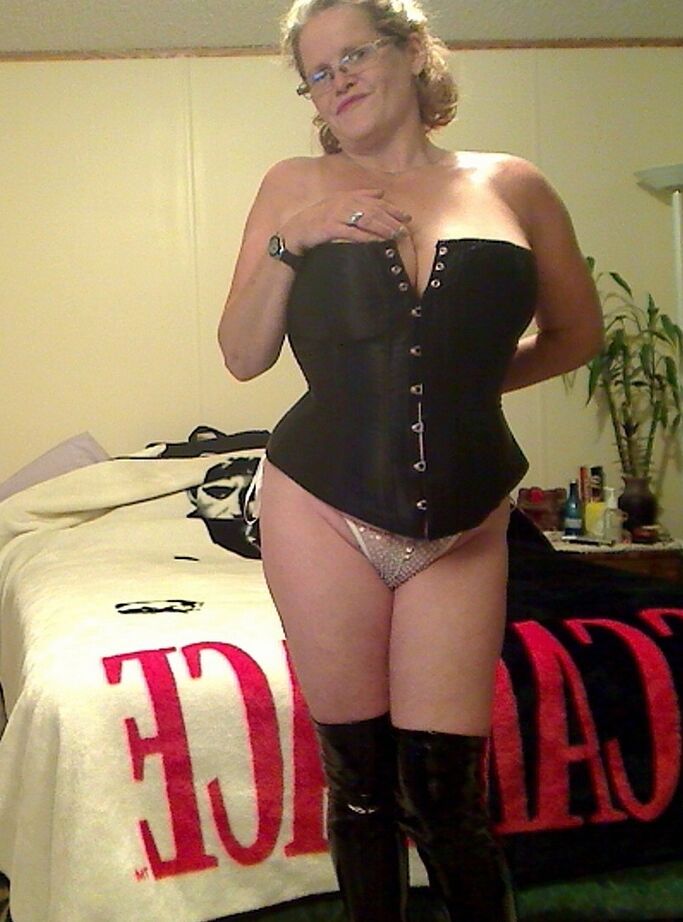 20P Misha MILF, rousse et amateur, expose ses gros seins tout en portant des lunettes.
