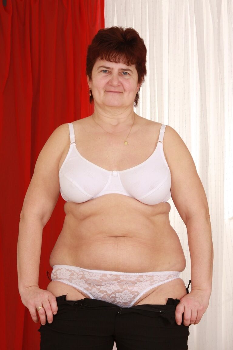 17P Avós lascivas exibem seus corpos sexy e maduros e habilidades para foder pau
