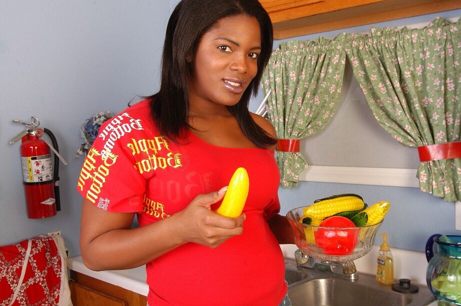 Annabelle, une femme pulpeuse d'ébène 16P, exhibe tous ses seins naturels de MILF noire.