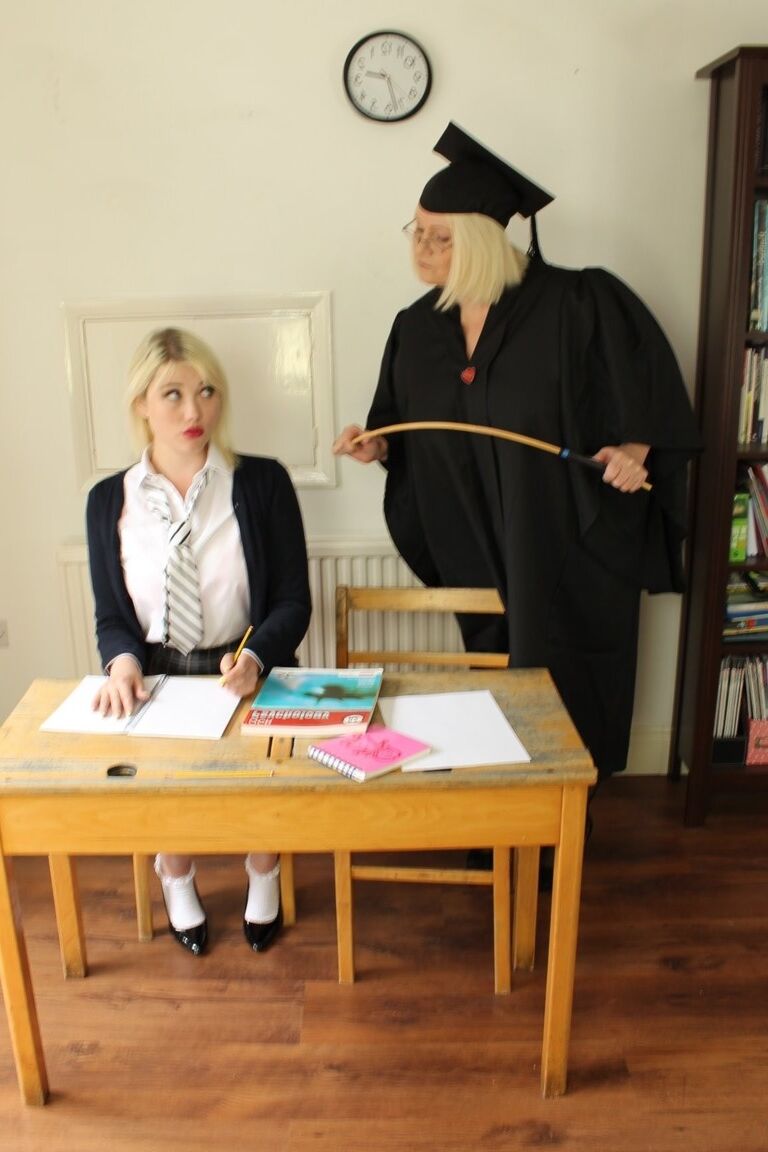 21P, la directrice de la grand-mère, Lacey Starr, fouette le cul d'une écolière.