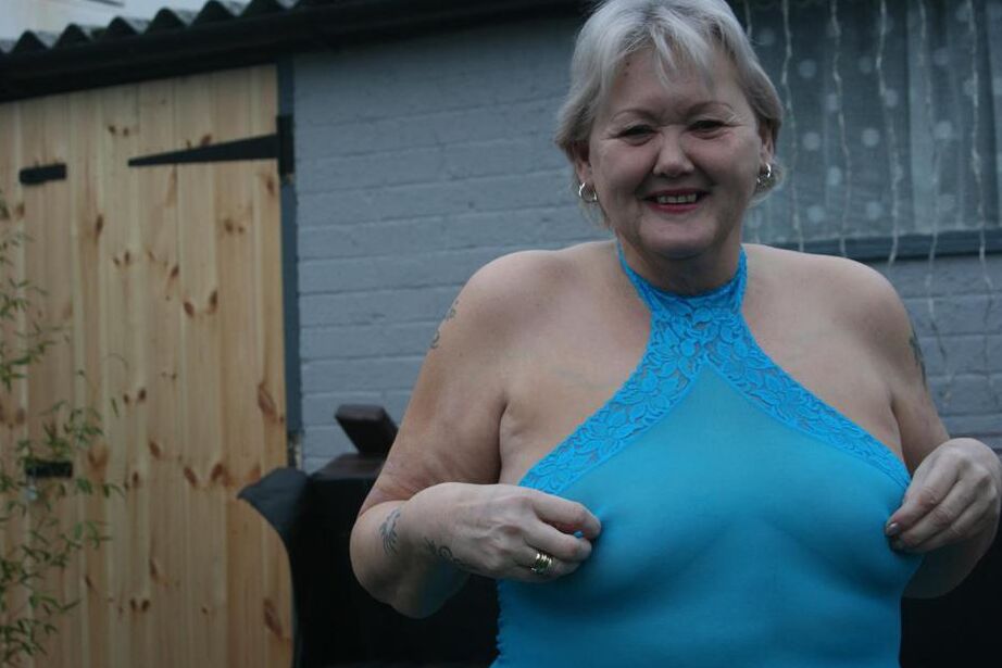 20P Abuela gorda se levanta un vestido transparente para exponer su vagina con zapatos de tacón negros