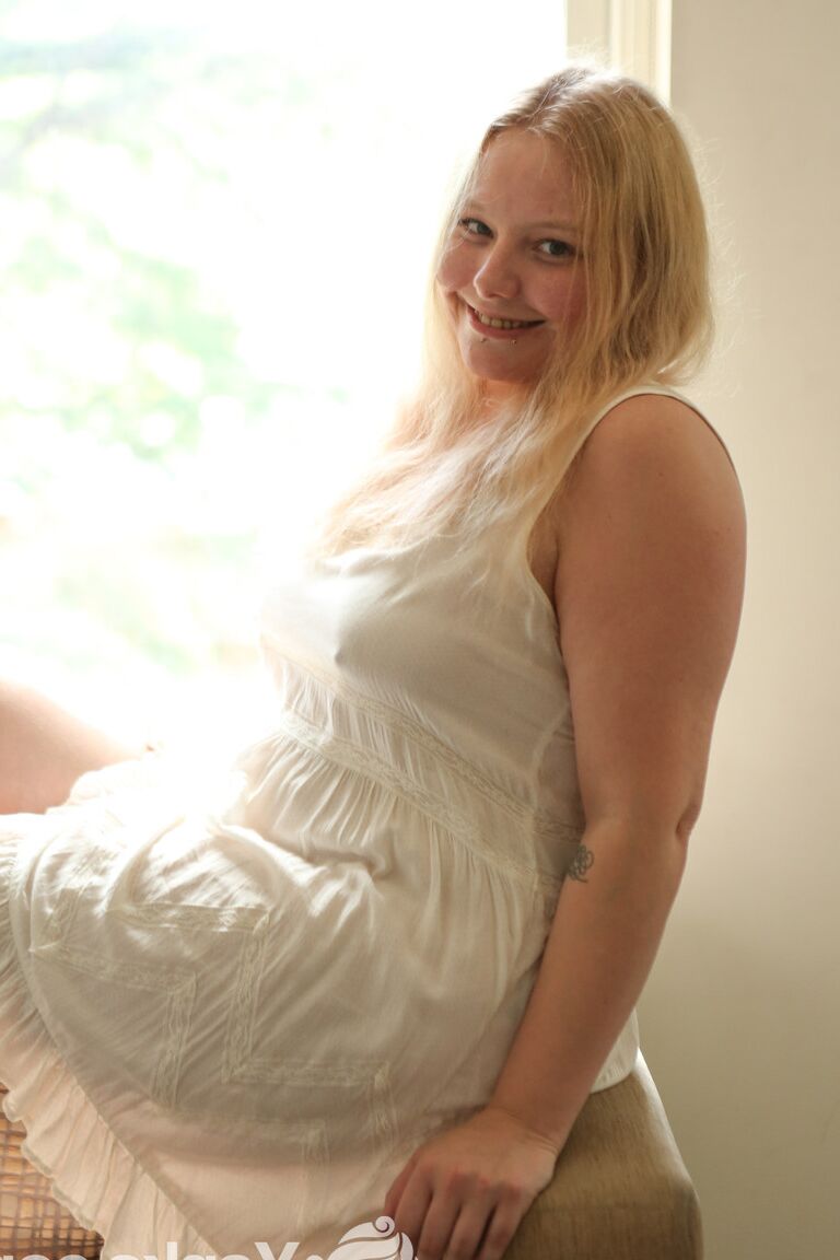 15P BBW amateur aux cheveux blonds et aux tatouages ​​Lea Nights baise avec les doigts nue