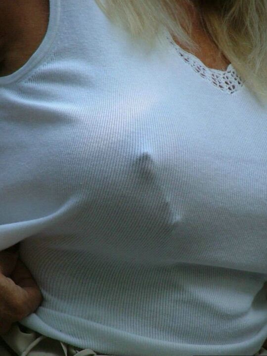 19P A la madura Adonna le gusta torturar su coño perforado y sus pezones sexys al aire libre