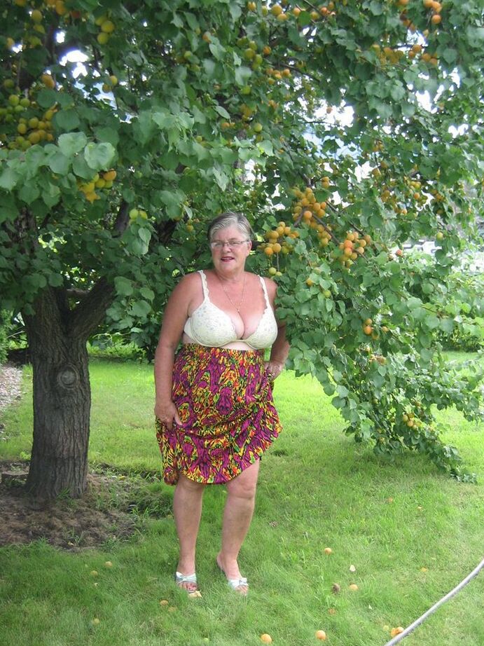 20P A vovó gorda Girdle Goddess expõe seus peitos grandes sob uma árvore frutífera