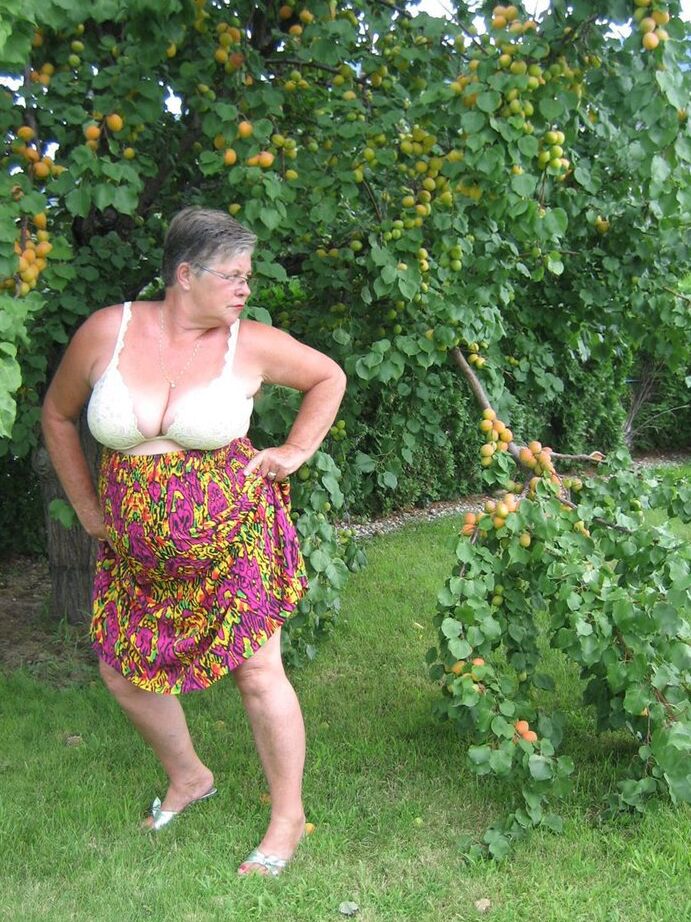 20P A vovó gorda Girdle Goddess expõe seus peitos grandes sob uma árvore frutífera