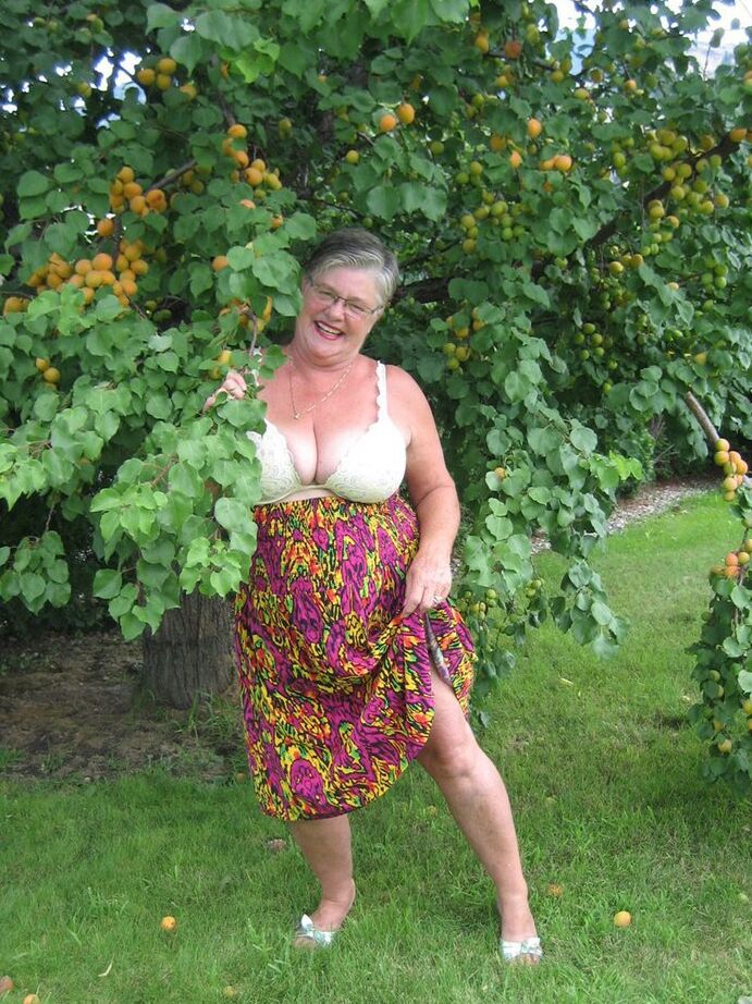 20P A vovó gorda Girdle Goddess expõe seus peitos grandes sob uma árvore frutífera