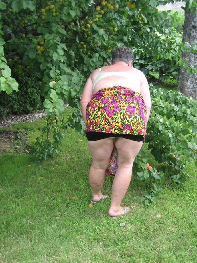 20P A vovó gorda Girdle Goddess expõe seus peitos grandes sob uma árvore frutífera