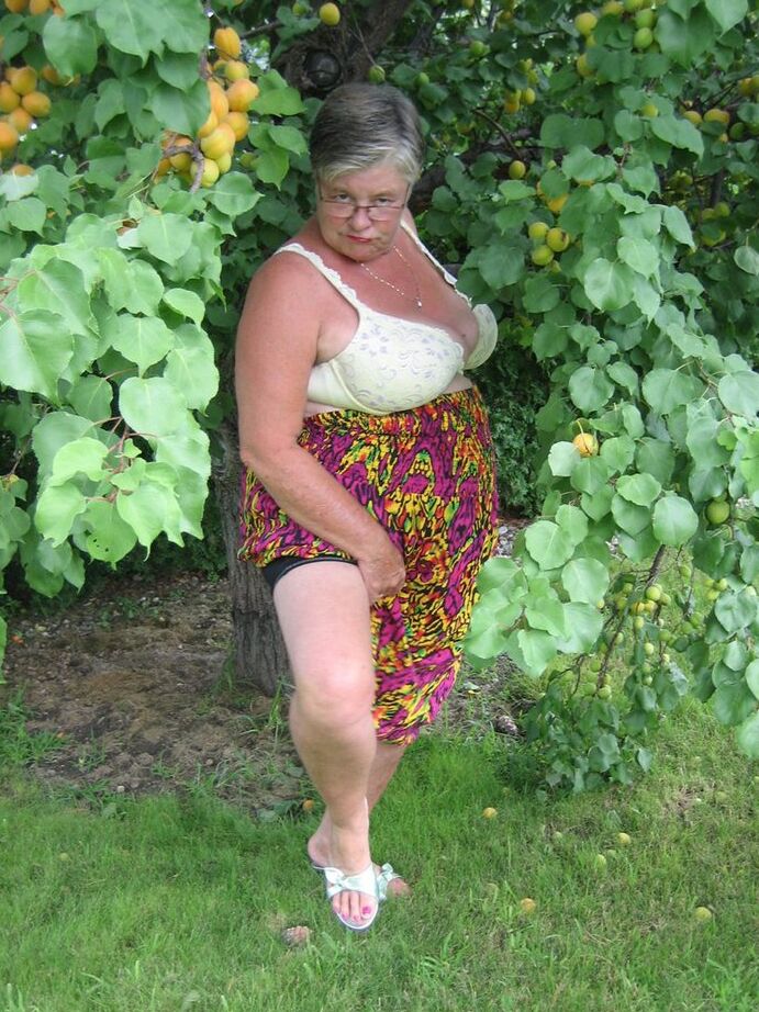 20P A vovó gorda Girdle Goddess expõe seus peitos grandes sob uma árvore frutífera