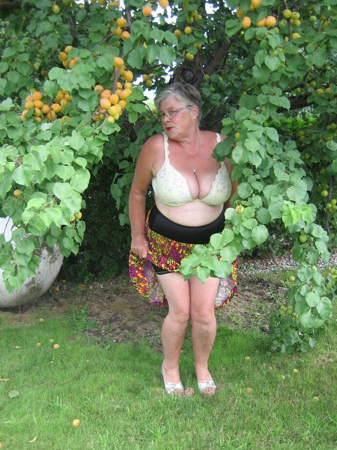 20P A vovó gorda Girdle Goddess expõe seus peitos grandes sob uma árvore frutífera