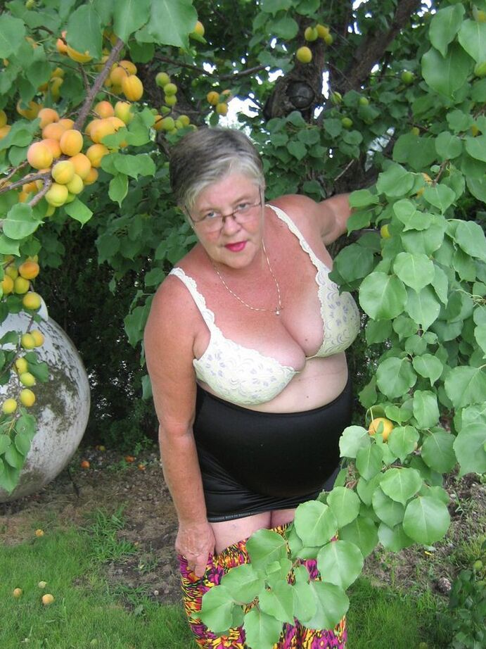 20P A vovó gorda Girdle Goddess expõe seus peitos grandes sob uma árvore frutífera