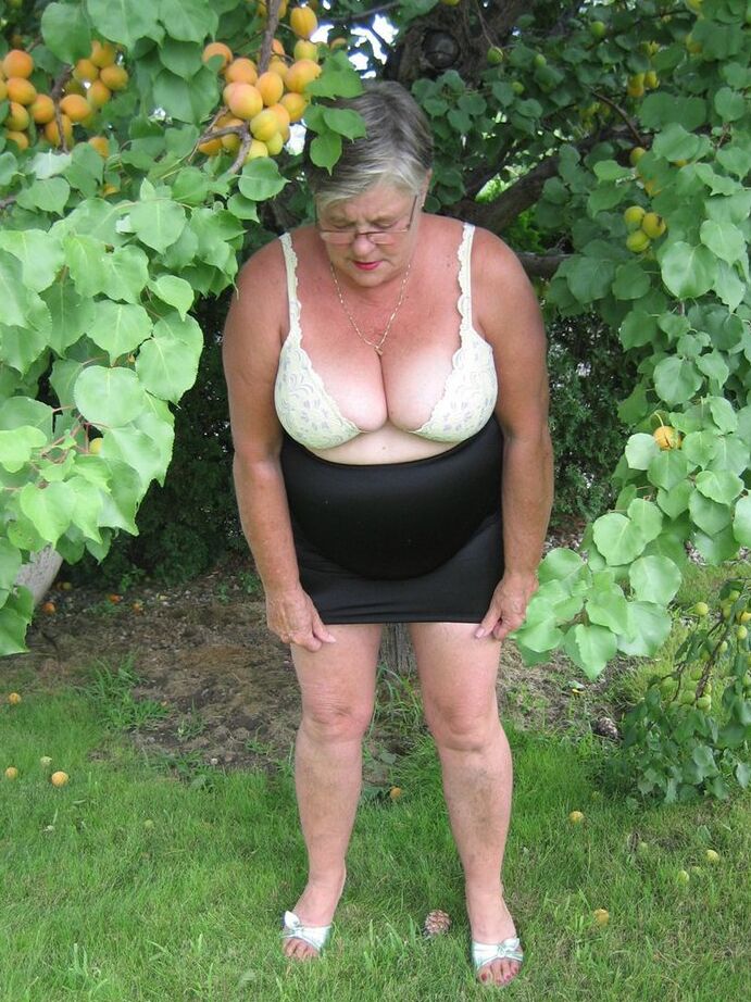 20P A vovó gorda Girdle Goddess expõe seus peitos grandes sob uma árvore frutífera