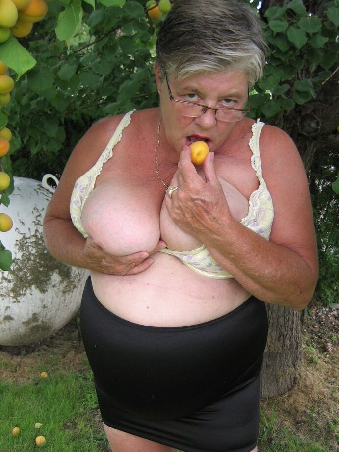 20P A vovó gorda Girdle Goddess expõe seus peitos grandes sob uma árvore frutífera