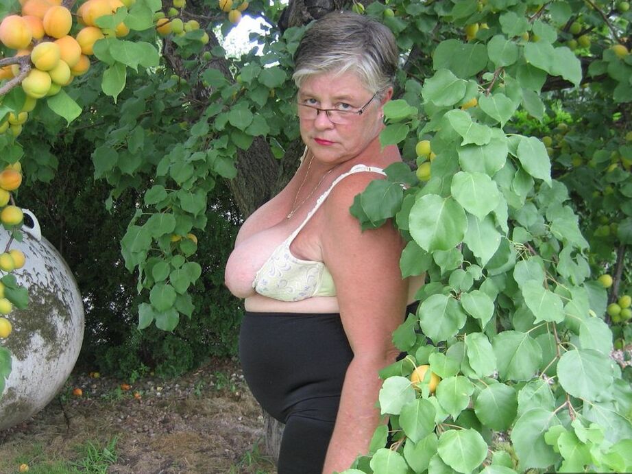 20P A vovó gorda Girdle Goddess expõe seus peitos grandes sob uma árvore frutífera