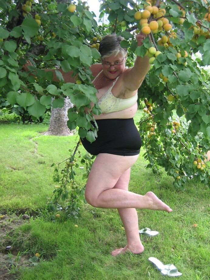 20P A vovó gorda Girdle Goddess expõe seus peitos grandes sob uma árvore frutífera
