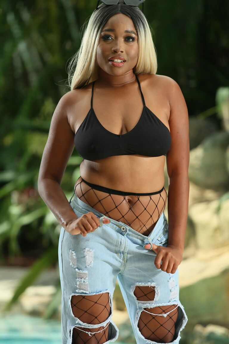 21P Saggy boobed ébano Nina Rivera recebe uma haste branca em sua buceta