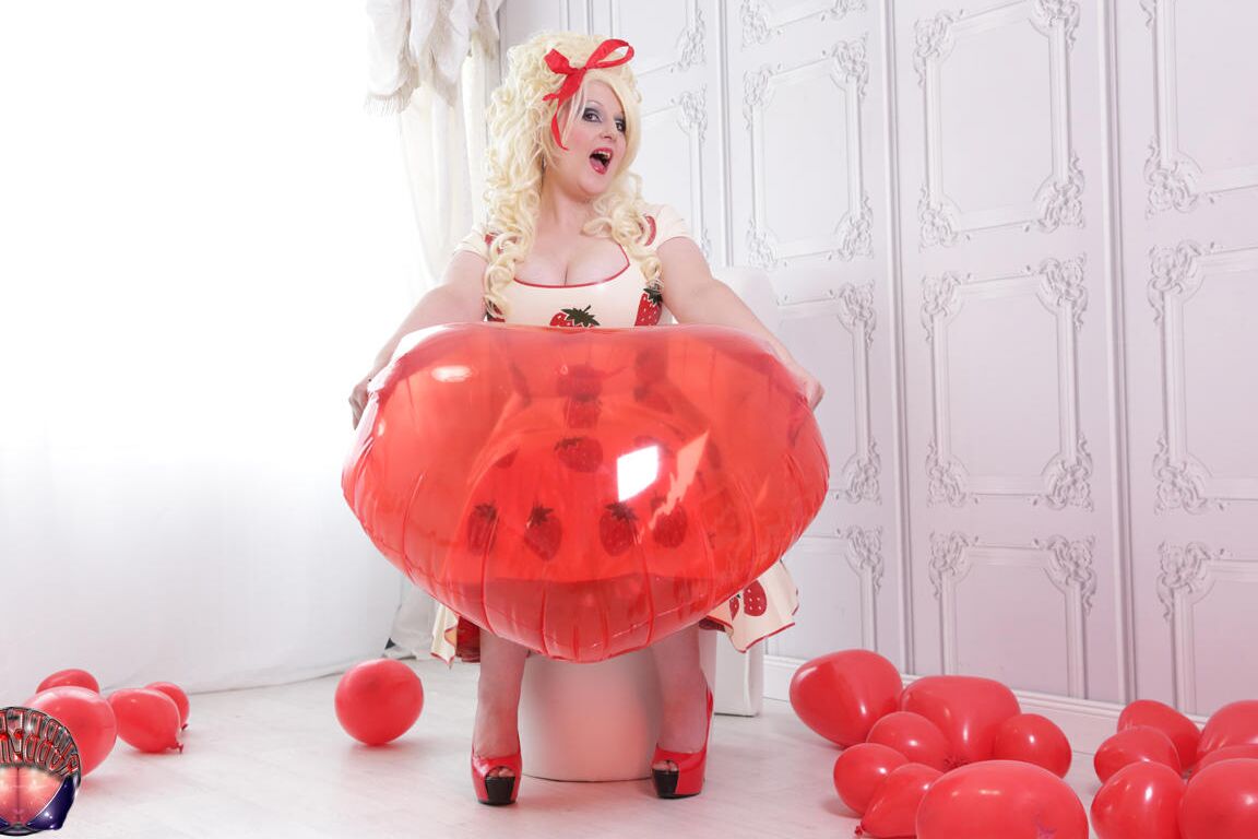 16P Avengelique loira grossa modela um vestido de látex com meia e salto vermelho