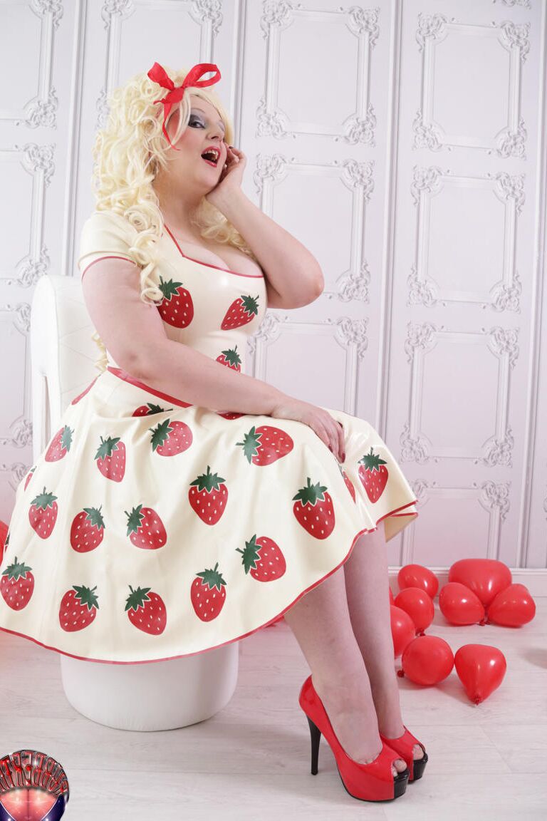16P Avengelique loira grossa modela um vestido de látex com meia e salto vermelho