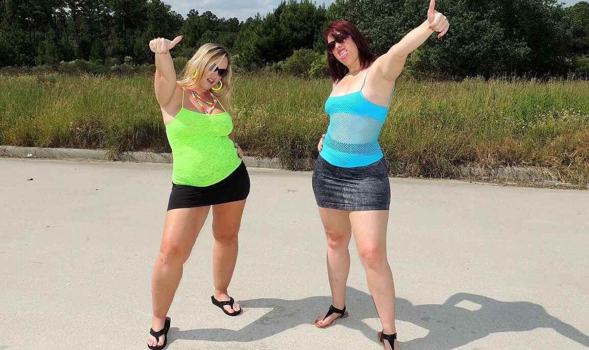 21P Kinky chubby babes Dee Siren and Virgo Peridot flaunt their asses and cunts