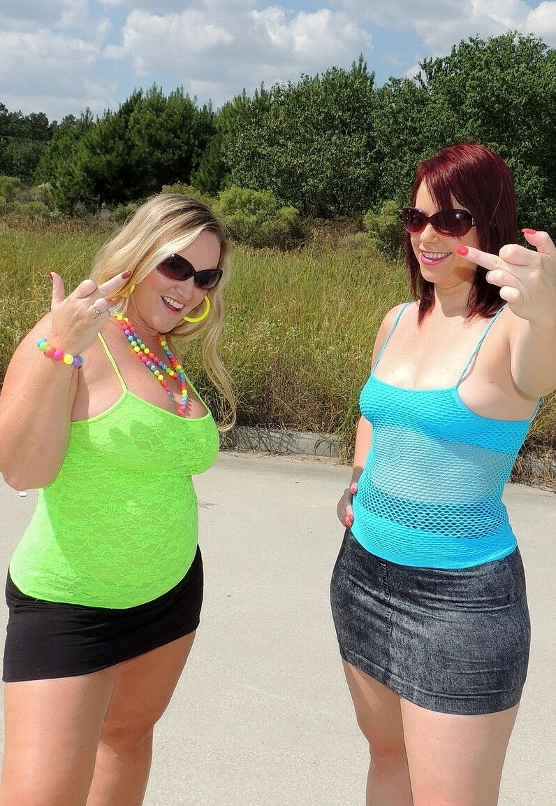 21P Kinky chubby babes Dee Siren and Virgo Peridot flaunt their asses and cunts