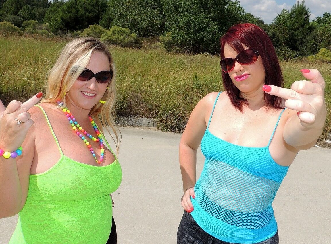 21P Kinky chubby babes Dee Siren and Virgo Peridot flaunt their asses and cunts
