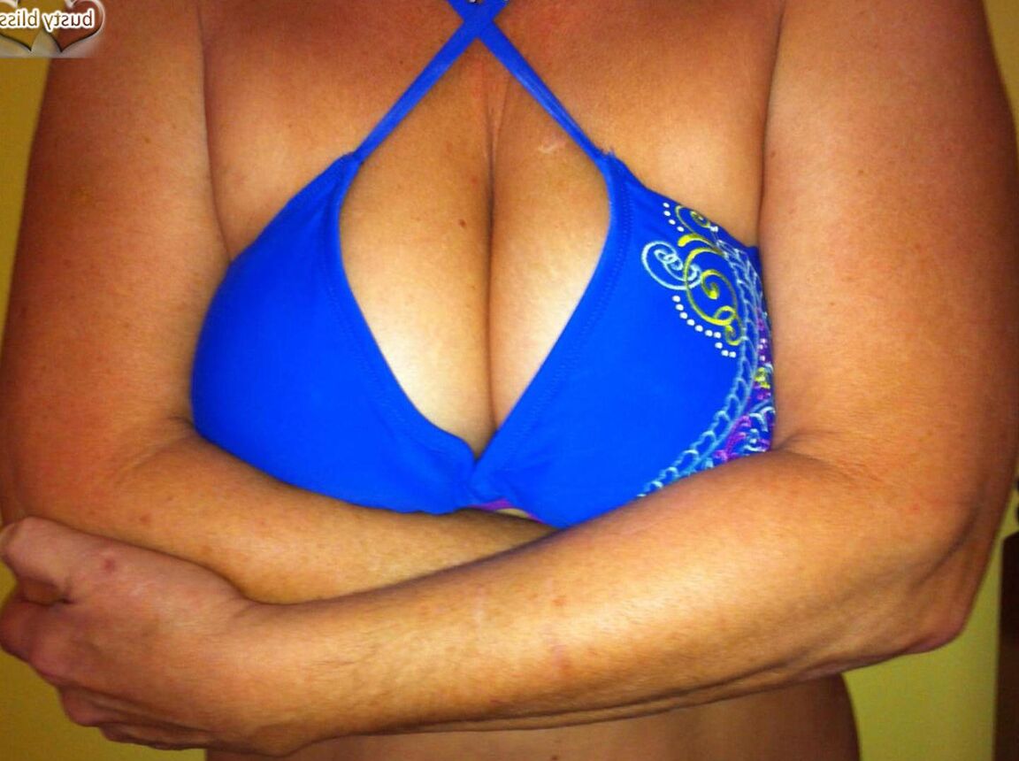 20P A senhora mais velha Busty Bliss abre os lábios da buceta antes de um boquete POV