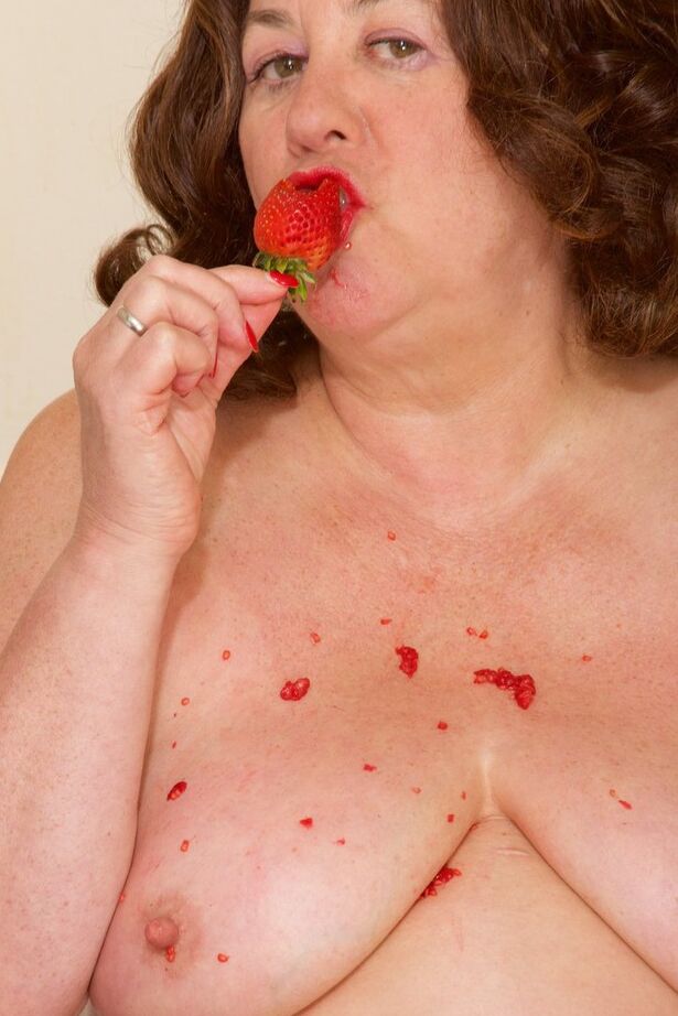20P Mulher madura com cabelo ruivo enfia um monte de aspargos na vagina raspada