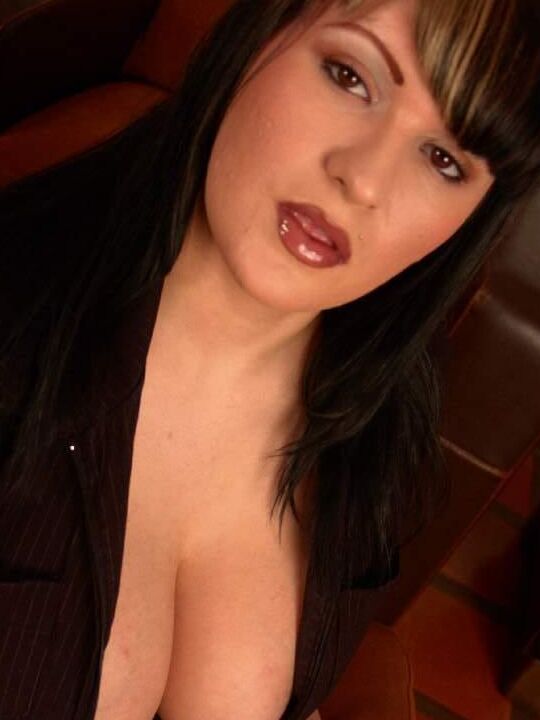 21P La MILF morena gordita Anna Rose expone sus enormes tetas y monta una polla